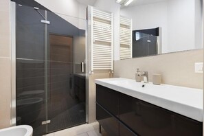 Dusche, Haartrockner, Handtücher, Seife