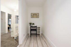 Interior - 5 Min to Heathrow Airport - Spacious 5BR Sleeps 10 (Hounslow)