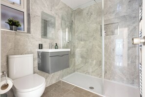 Shower, hair dryer, towels, soap - 5 Min to Heathrow Airport - Spacious 5BR Sleeps 10 (Hounslow)