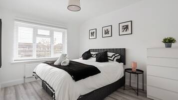 5 bedrooms, iron/ironing board, free WiFi, bed sheets