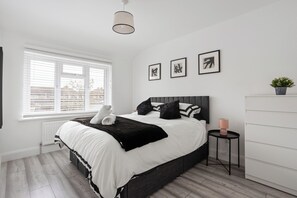 5 bedrooms, iron/ironing board, free WiFi, bed sheets - 5 Min to Heathrow Airport - Spacious 5BR Sleeps 10 (Hounslow)