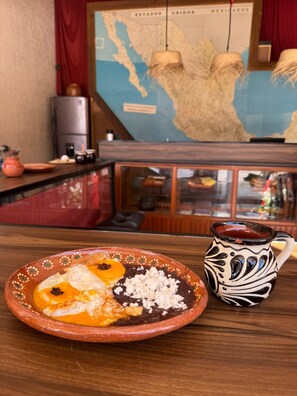 Cooked-to-order breakfast on weekdays (MXN 150 per person)
