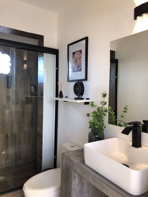 Superior Room, City View | Bathroom | Shower, free toiletries, hair dryer, towels - Casa Palma (La Paz)