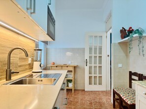 Fridge, microwave, oven, stovetop - CASA DOCE DOGARVE, Portimão (riverside area). (Portimão)