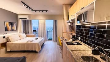 Bureau, espace de travail pour ordinateur portable, Wi-Fi gratuit