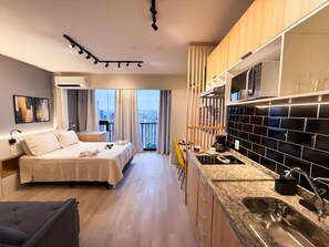 Schreibtisch, laptopgeeigneter Arbeitsplatz, kostenloses WLAN