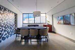 Estudio Deluxe, vista a la ciudad | Sala de juegos