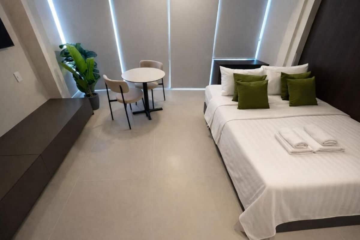 Estudio superior, vista a la ciudad | Escritorio, espacio para trabajar con laptop y wifi gratis