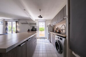 Fridge, microwave, oven, dishwasher - L'Écrin Toulousain - Piscine partagée et parking (Toulouse)