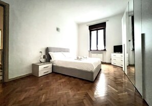 Room - BIG Smart Goldoni [Duomo-M4 Lin Airport] (Milan)