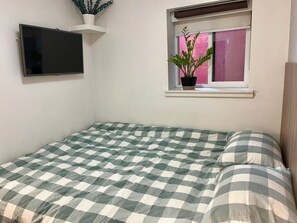 1 bedroom, Internet, bed sheets - ONE BEDROOM IN VANCOUVER'S HISTORIC GASTOWN!!!
Near dining, nightlife & shopping (Vancouver)