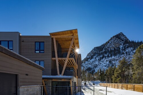 214 - NEW BUILD - Downtown Frisco - Private Hot Tub w/Mountain View!