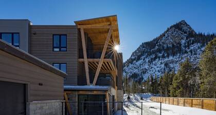 214 - NEW BUILD - Downtown Frisco - Private Hot Tub w/Mountain View!