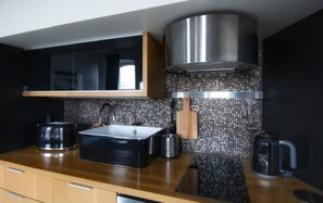 Microondas, horno y placa de cocina