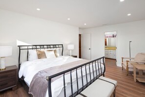 Escrivaninha, ferros/tábuas de passar roupa, Wi-Fi, roupa de cama