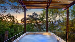 Outdoor spa tub - Elegant City View | Quick Drive to LA | Hot Tub (La Crescenta-Montrose)