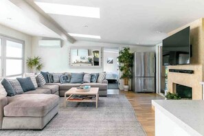 Fernseher, Kamin, Videospiele, Stereoanlage