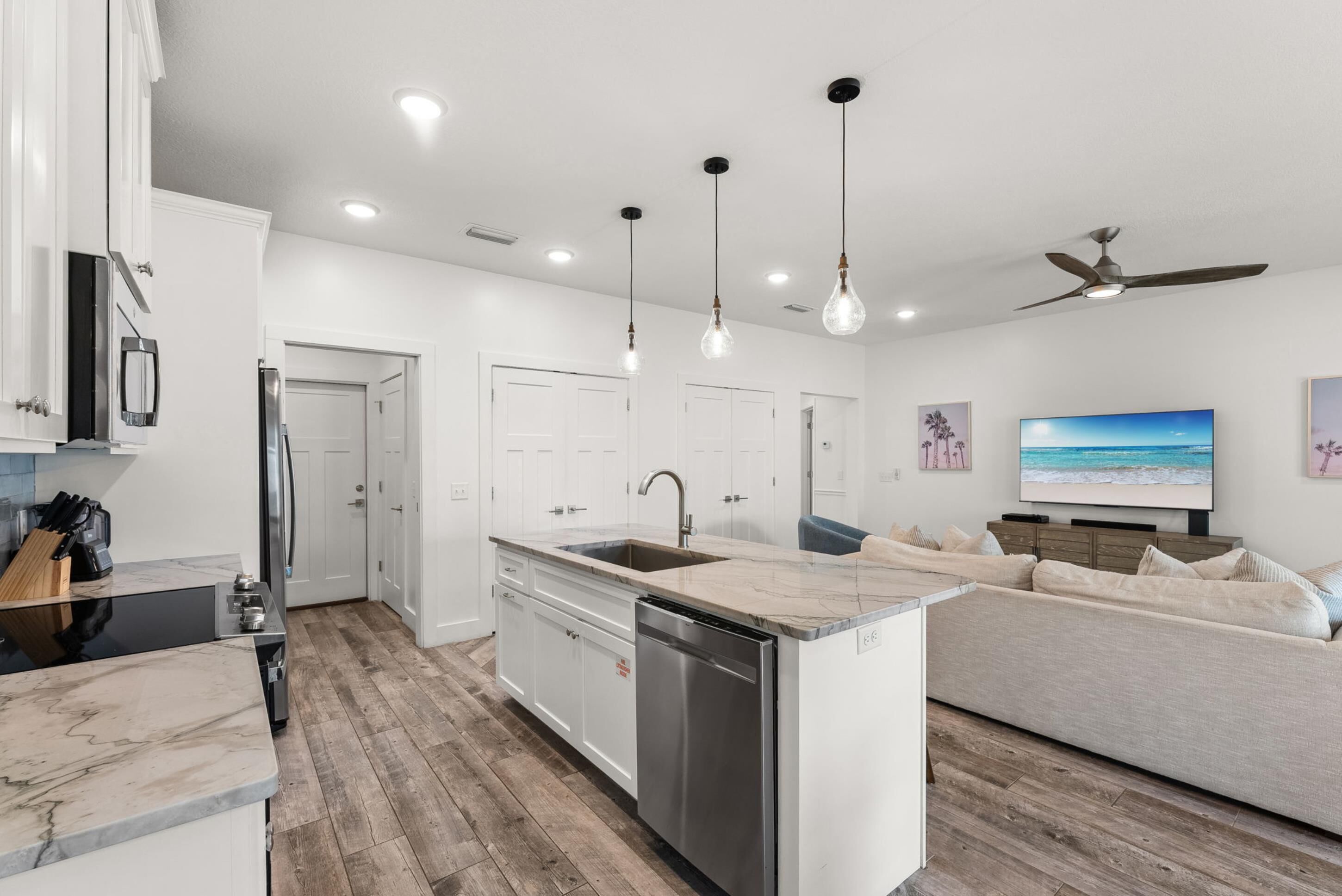 Casa, vista para a piscina | Cozinha privada | Geladeira grande, micro-ondas, fogão, cooktop