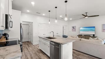 Casa, vista para a piscina | Cozinha privada | Geladeira grande, micro-ondas, fogão, cooktop