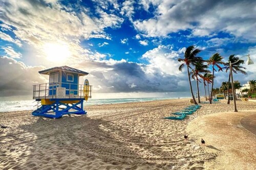 Beach Escape 2BR • 5 min FLL • Free Parking