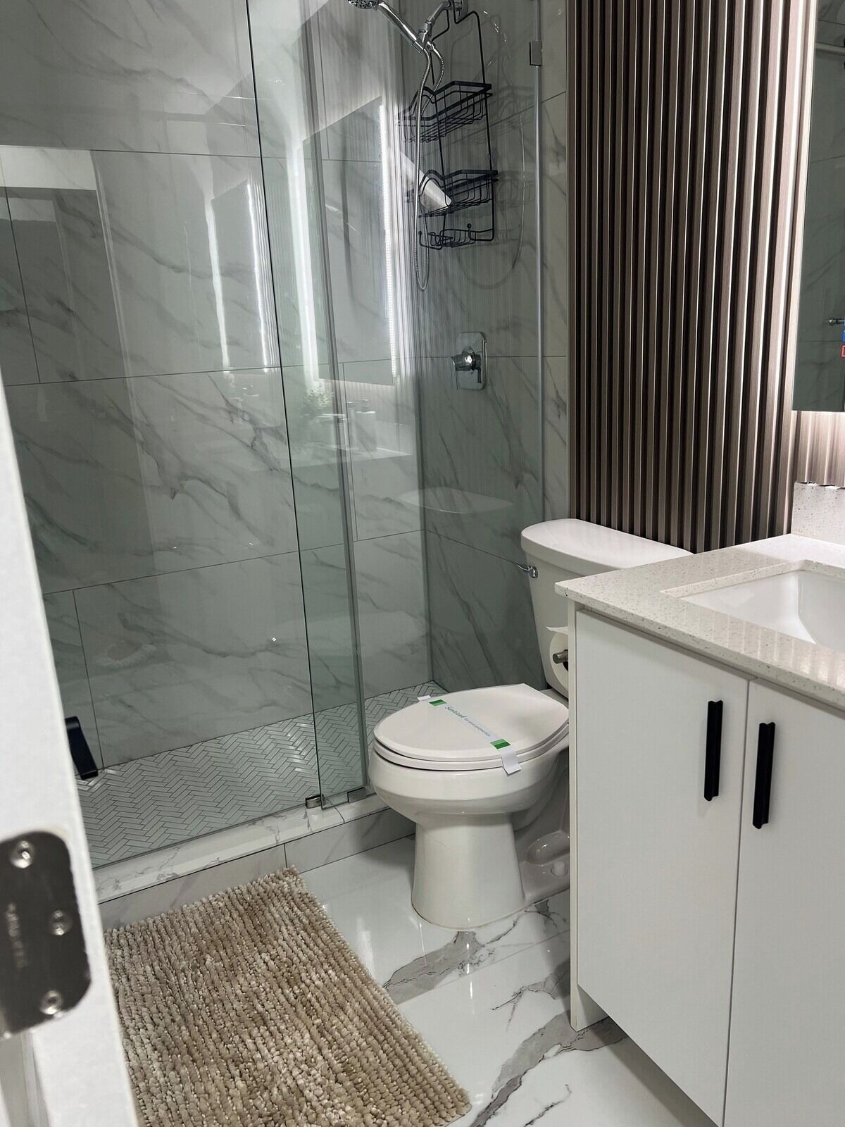 Een douche, een haardroger, handdoeken, zeep