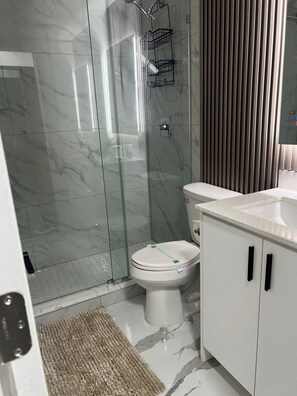 Shower, hair dryer, towels, soap - Casa Flamingo Splash Dania Beach Vibes! (Dania Beach)