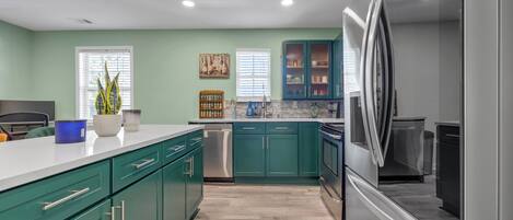 Micro-ondes, four, plaque de cuisson, lave-vaisselle