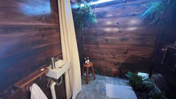 Douche, serviettes fournies, savon, papier toilette