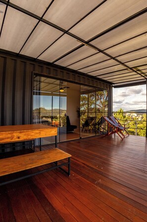 Outdoor dining - Villa Container (São Roque)