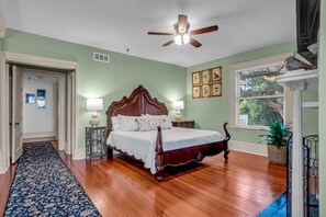 2 bedrooms, desk, iron/ironing board, WiFi - 1896 Victorian Mansion - Steps from Forsyth (Savannah)