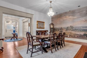 Dining - 1896 Victorian Mansion - Steps from Forsyth (Savannah)