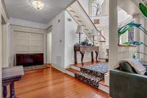 Interior - 1896 Victorian Mansion - Steps from Forsyth (Savannah)