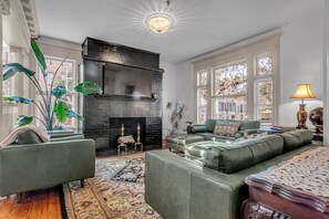 TV, fireplace, books - 1896 Victorian Mansion - Steps from Forsyth (Savannah)