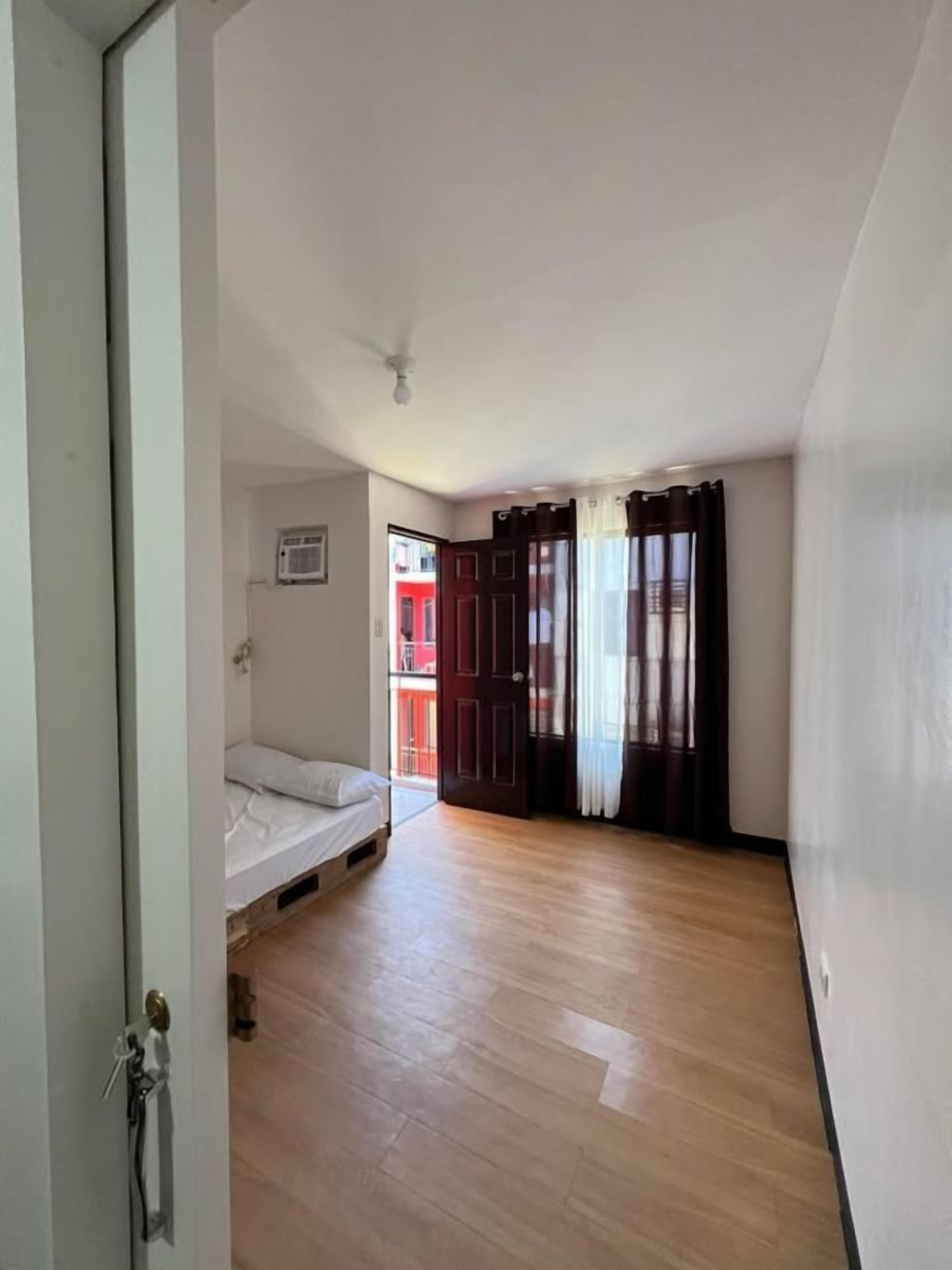 1 bedroom, bed sheets