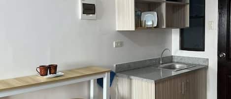 Herdplatte, Geschirrspüler, Hochstuhl, Kochgeschirr/Geschirr/Besteck