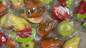 Una caja con varias golosinas con forma de fruta.