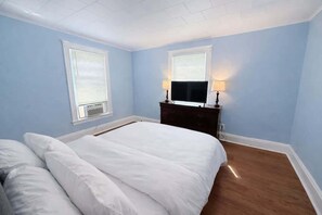 Escritorio, tabla de planchar con plancha, wifi y ropa de cama 