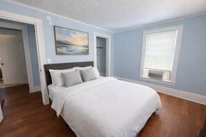 Escritorio, tabla de planchar con plancha, wifi y ropa de cama 