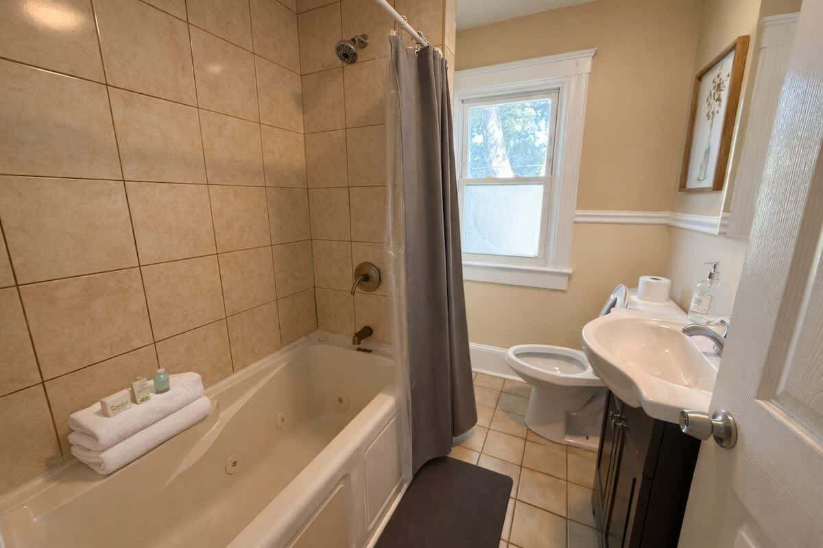 ヘアドライヤー、タオル、石鹸、トイレットペーパー