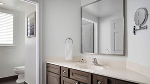 مجففات شعر، مناشف، صابون، ورق حمّام