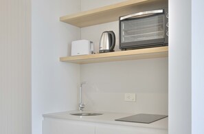 Superior Suite, Sea View | Private kitchen | Full-size fridge, oven, stovetop, cookware/dishes/utensils - Punta Cantera Suites de Mar (Mar del Plata)