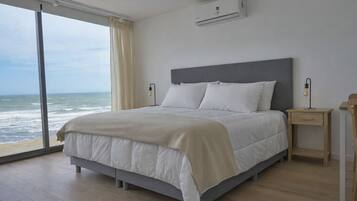 Suite superior, vistas al mar | Espacio para trabajar con un portátil y wifi gratis