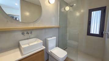 Suite – superior, sjøutsikt | Bad | Dusj, hårføner, håndklær og såpe