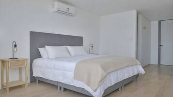 Superior Suite, Sea View | Laptop workspace, free WiFi