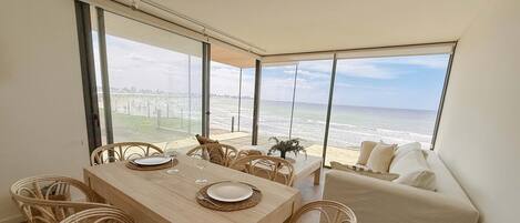 Deluxe Suite, Sea View | Dining