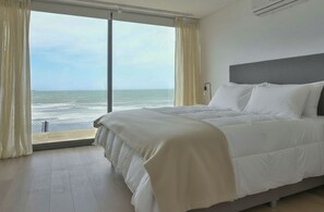 Superior suite, uitzicht op zee | Een laptopwerkplek, gratis wifi