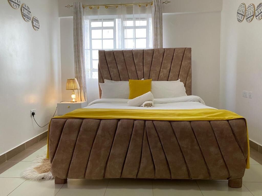 Schreibtisch, laptopgeeigneter Arbeitsplatz, Bügeleisen/Bügelbrett