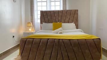 Schreibtisch, laptopgeeigneter Arbeitsplatz, Bügeleisen/Bügelbrett