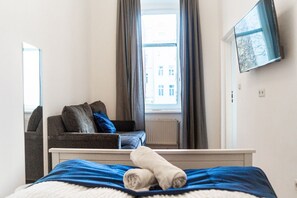 3 bedrooms, iron/ironing board - Modern Long-Stay 3-Room Apt near Wiener Stadthalle (Vienna)