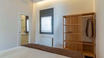 3 chambres, fer et planche Ă repasser, lit parapluie